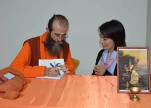 Satsang "La cosmovisión del hinduismo" el 15 de octubre de 2015. Swami Satyananda Saraswati presentó su libro "El Hinduismo". Neuquen, Argentina.