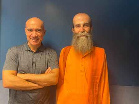  Entrevista-Lofici-de-viure-les-bases-del-ioga-entrevista-a-swami-satyananda-saraswati-presentacio-del-nou-llibre