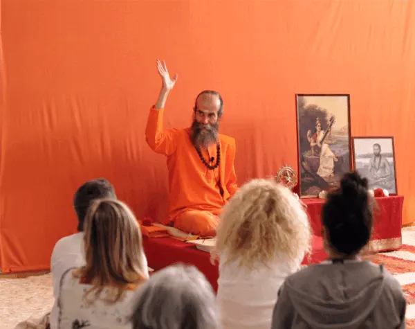 Swami Satyananda Saraswati es monje y maestro hindú, discípulo directo de Swami Muktananda