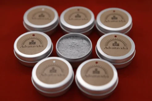Vibhuti tradicional hindú de Arunachala en caja metálica, ideal para rituales y prácticas culturales