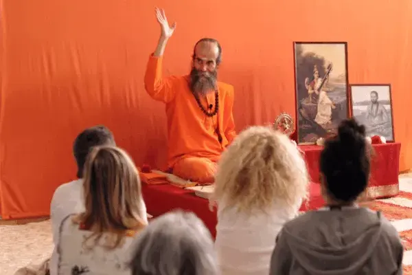 Enseñanza de hinduismo, advaita vedanta y shivaismo de cachemira.