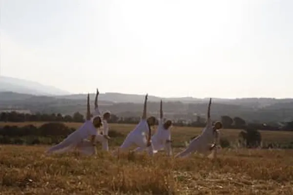 Práctica de hatha yoga durante el retiro de Kailash Ashram