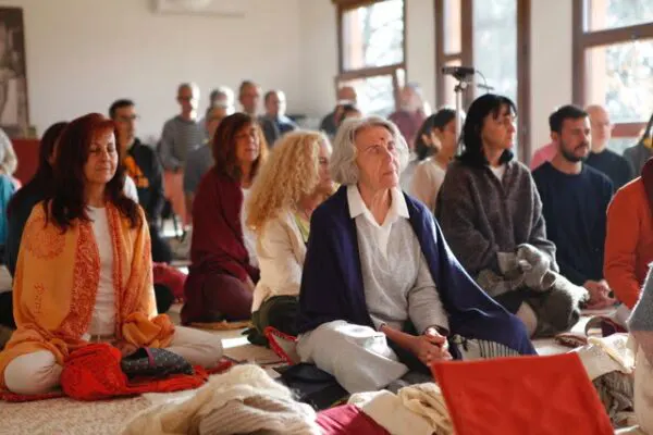 Sesión de meditación en retiros
